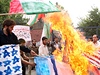 Írántí studenti pálí vlajky ped britsku ambasádou v Teheránu. Írán a Británie si navzájem vyhostily velvyslance